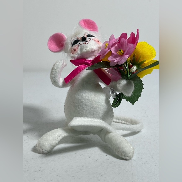 Annalee Mouse Doll with Flowers and Pink Bow 2013 - Picture 2 of 9